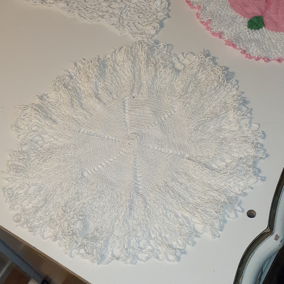 4 DOILIES Collection Crochet White Pink Floral Grannycore Cottagecore Dainty VNT - Picture 3 of 9